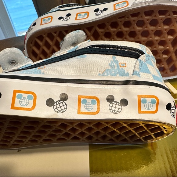 Disney Vans Kids Size 11 - Picture 3 of 5